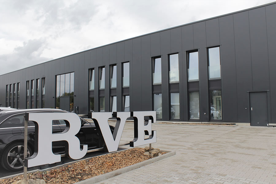 Blick auf RvE Unternehmensgebäude mit Schriftzug »RvE« im Vordergrund